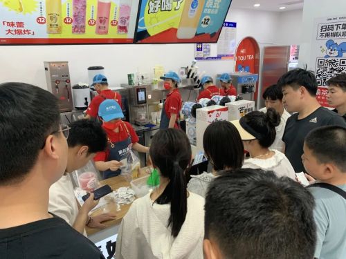 在下沉市场卖奶茶单店最高日收3万！ag旗舰厅首页“行业爆款砍半价”它(图13)